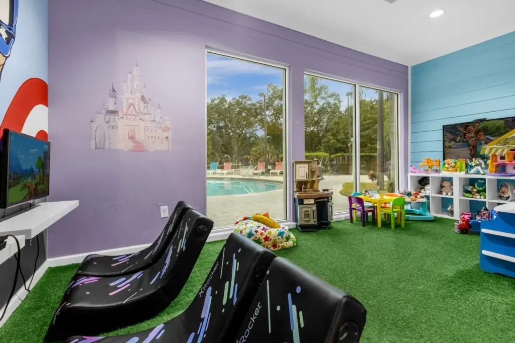 4 Bd 3 Ba Lucaya Village 26-108