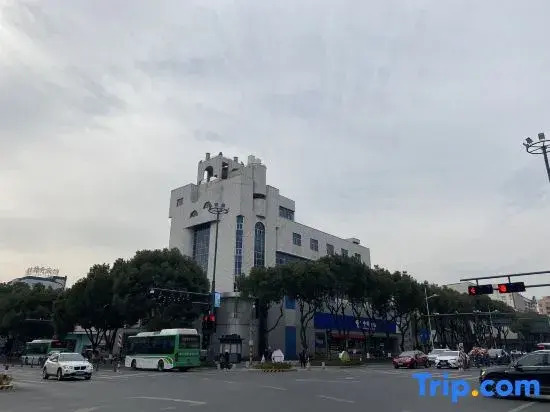 Xingji Scenic Homestay (Deqing West Station)