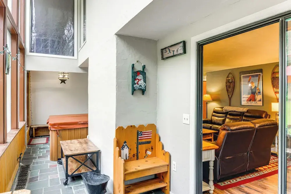 West Dover Townhome: Hot Tub, 2 Mi to Mount Snow!