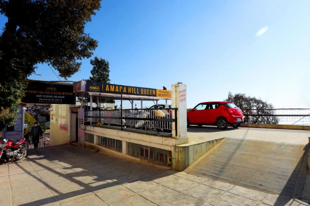 Calux Hill Queen at Mall Road with Parking - Formerly Amara