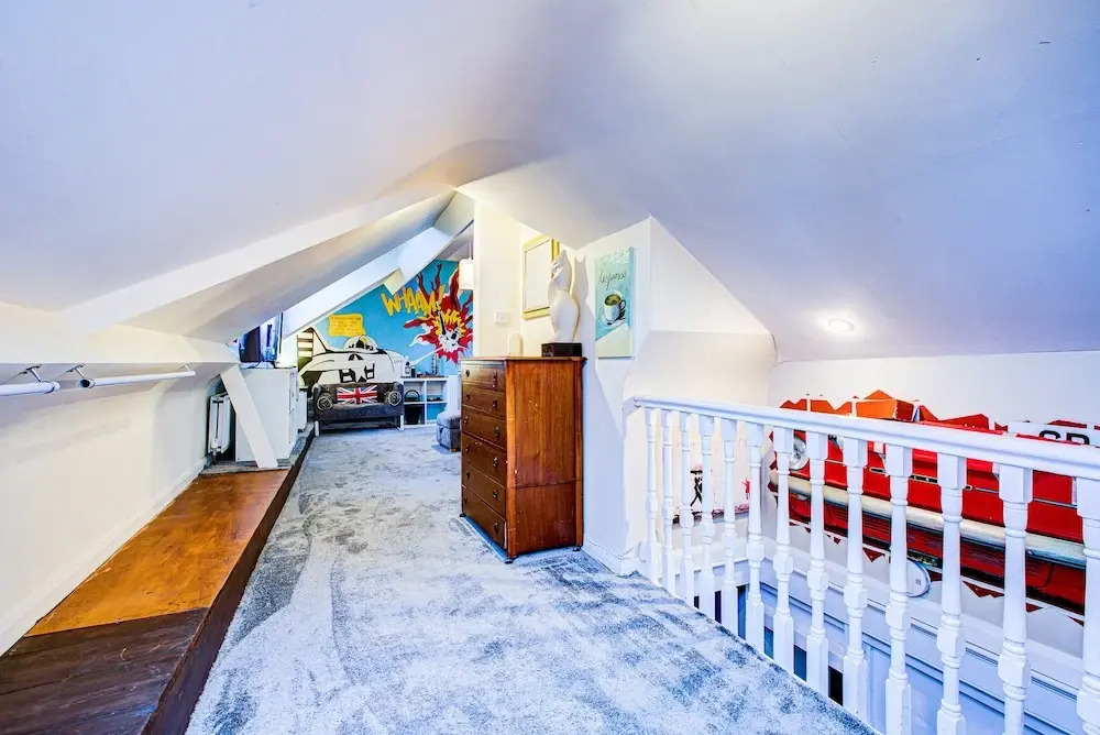 Entire Artistic Open-plan Top Floor Apartment