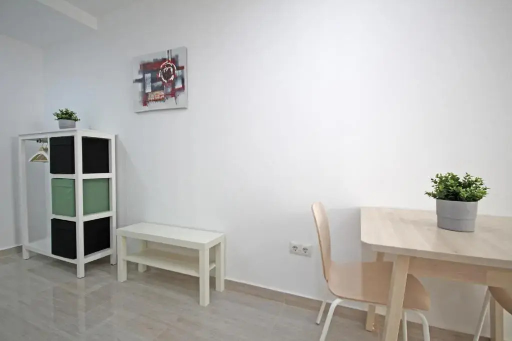 Esparteros 6, Estudios