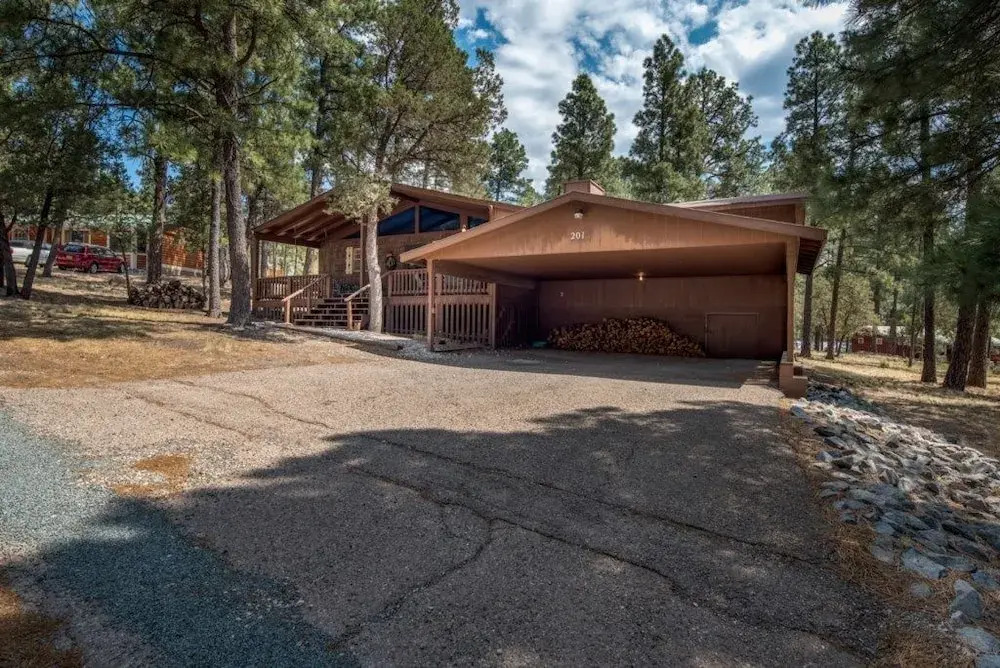 100 Whitt Retreat - Three Bedroom Cabin