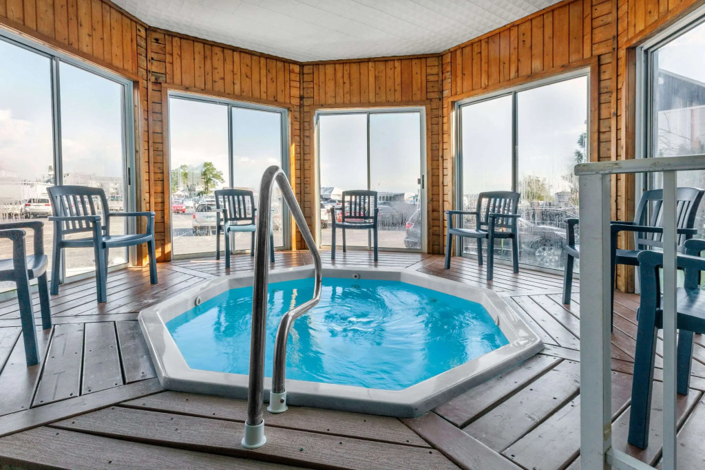 Ramada by Wyndham Mackinaw City Waterfront