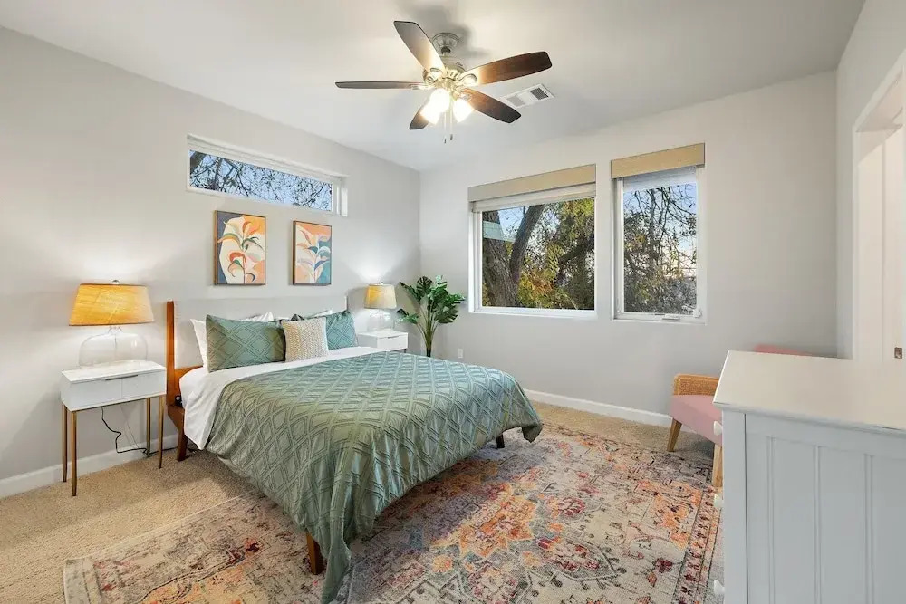 Hollys Parkside Haven- Guest House Included