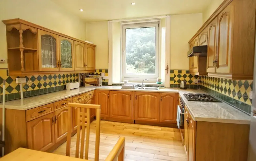 Spacious 2 Bedroom Flat, Leith Walk