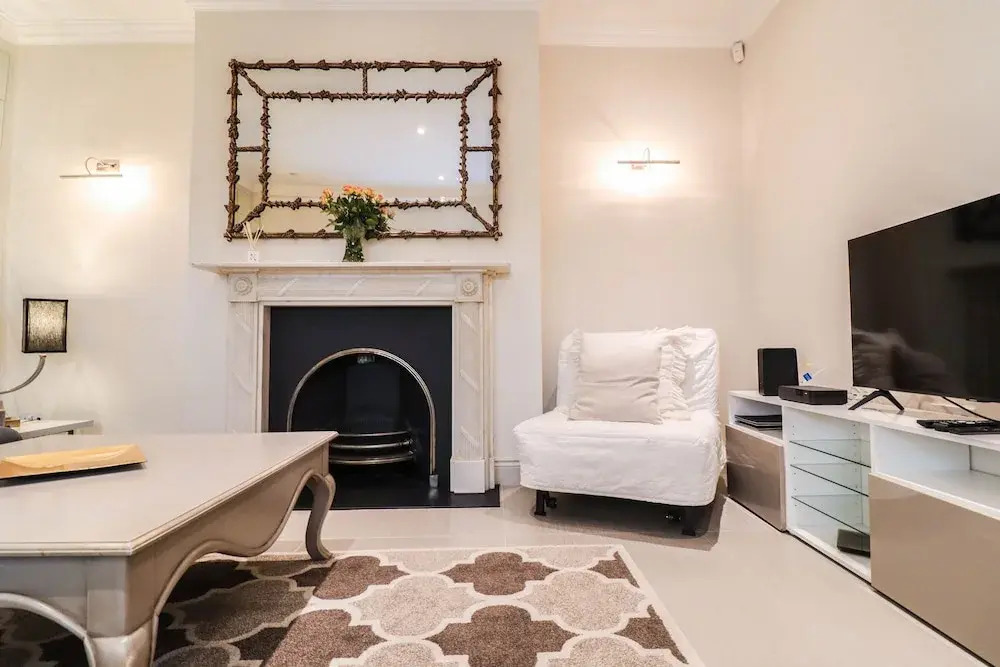 Beautiful Kensington Garden Apartment