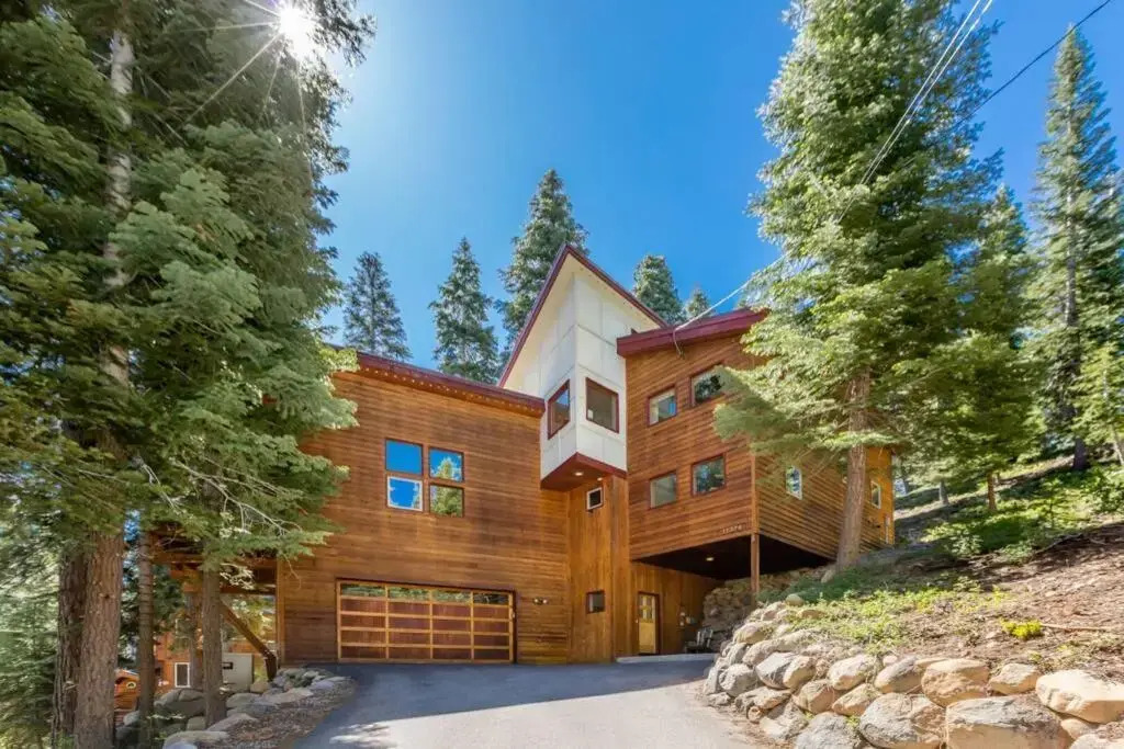 Tahoe Donner Luxury 4BR+2 lofts, Hot tub 3100 sqft