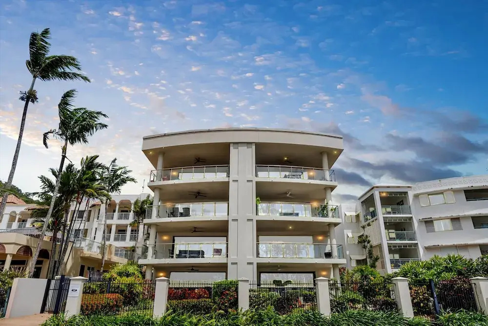 Beachfront 3-bed With Pool & Stunning Ocean Views