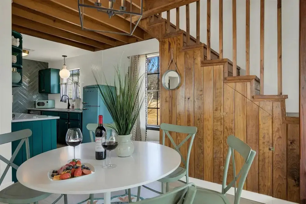 Stunning Home on Wine Trail W/hot-tub!