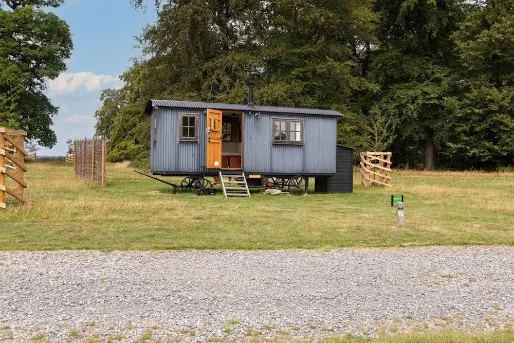 Drovers Hill at Stonor - Redwood - Shepherds hut