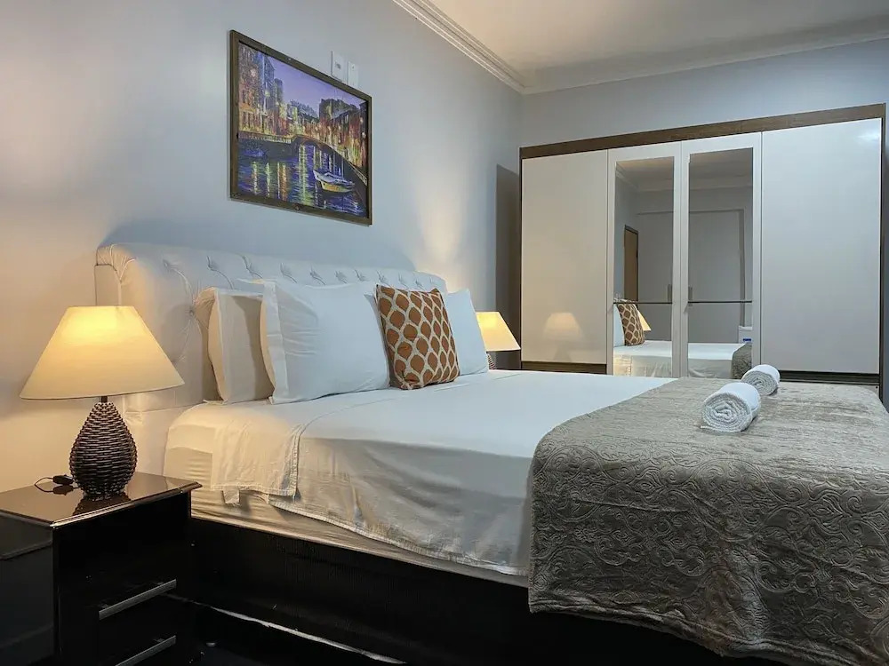 B & A Suites Inn