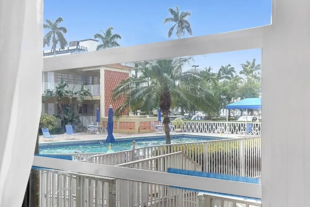 Gorgeous Apartment walking distance to Beach!!