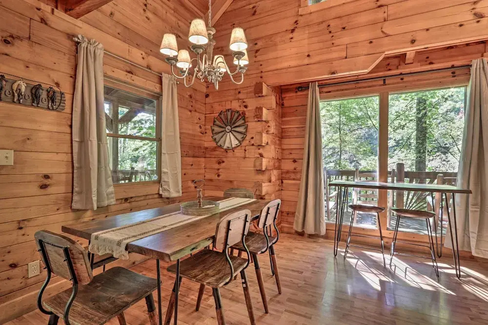 Secluded Cabin w/ Hot Tub, 3 Mi to Pigeon Forge!