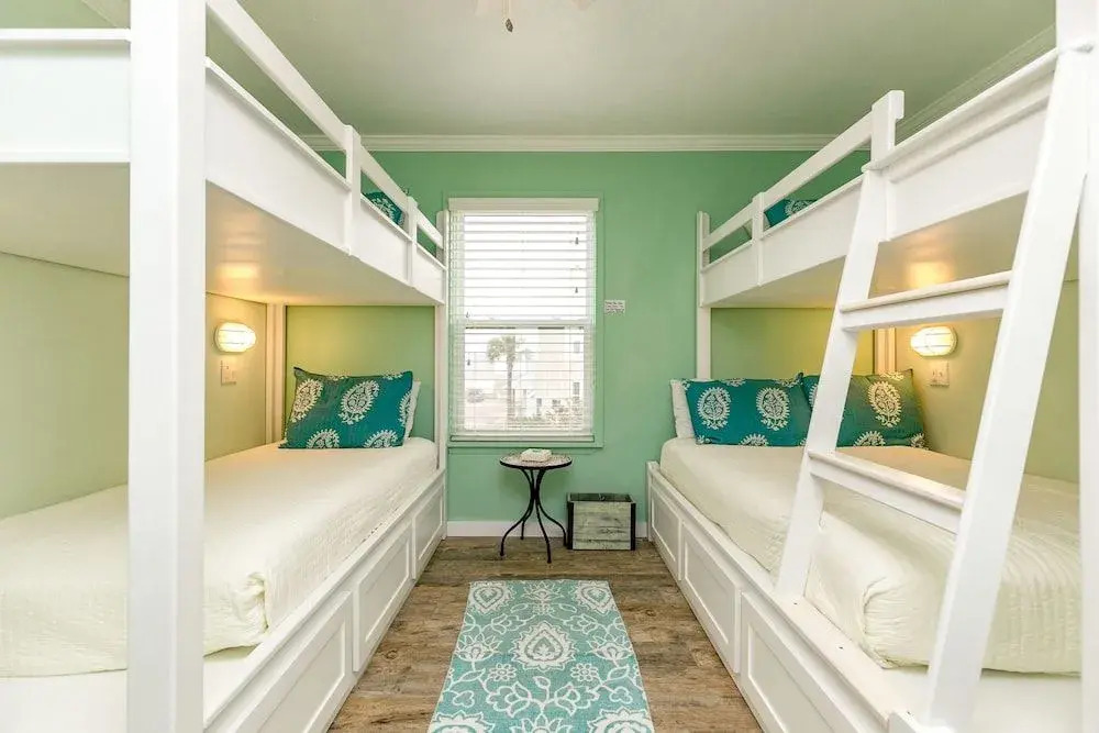 3BR/3BA Pool and Boardwalk to the Beach by RedAwning