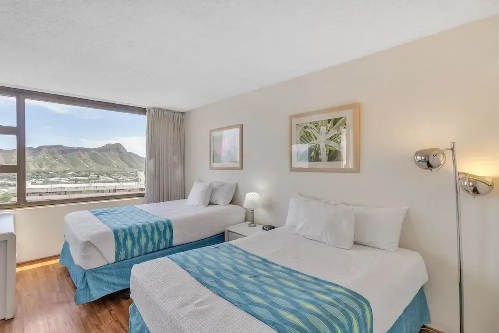 Deluxe Ocean and Diamond Head View Waikiki Condo, Free parking!