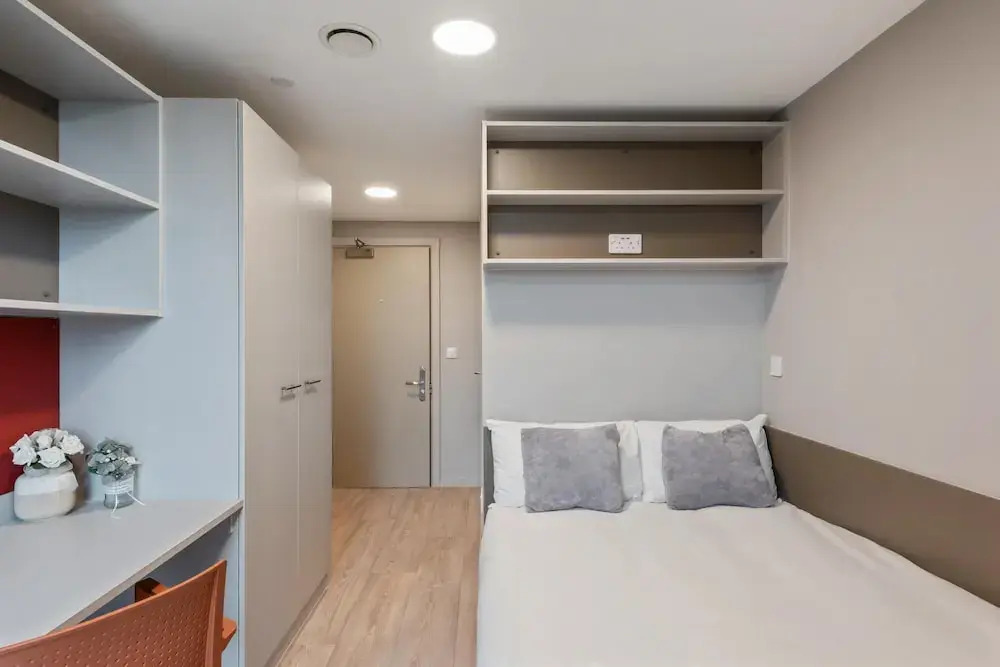 Central Modern 6BR APT With Fast Wifi Sleeps 6