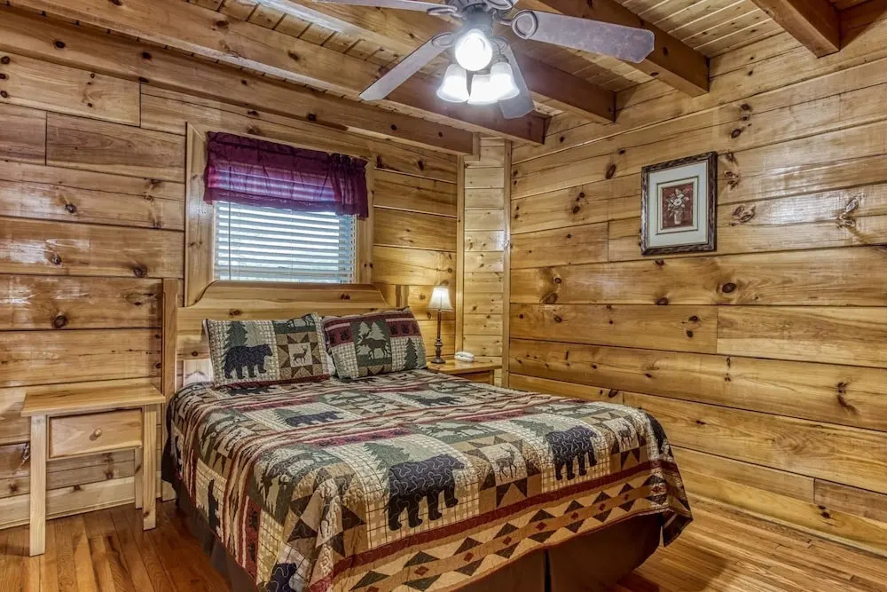 ERN864 - The Cedars - Great Location! Close To All The Action! cabin