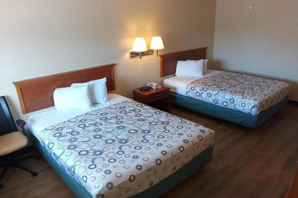 Hole Inn the Wall Hotel - Fort Walton Beach - Sunset Plaza - nearby Beaches & Hurlburt