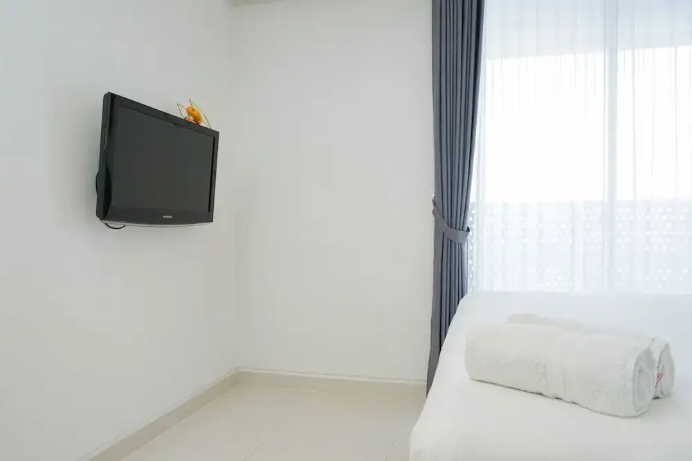 Relax and Comfy with Pool View @ Studio West Vista Apartment