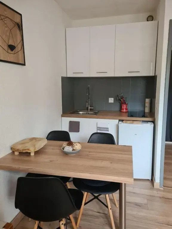 Charmant studio rénové avec parking gratuit sur place