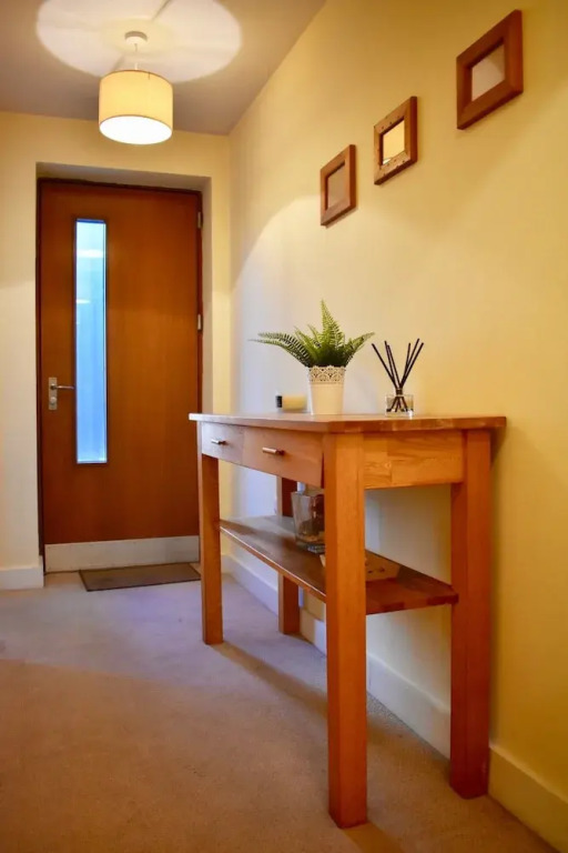 Modern 2 Bedroom Apartment Near the City Centre