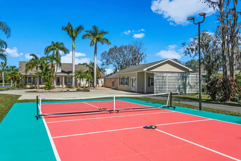 Waterfront Pool Pickleball Basket Sleeps 18