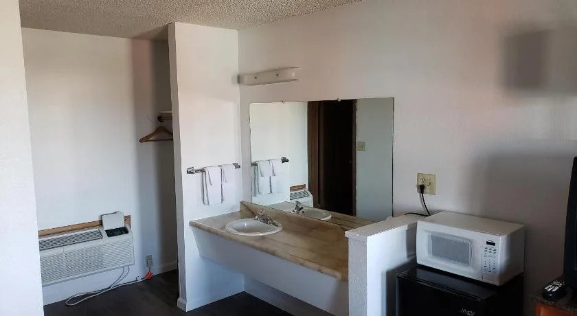 Oasis Inn and Suites