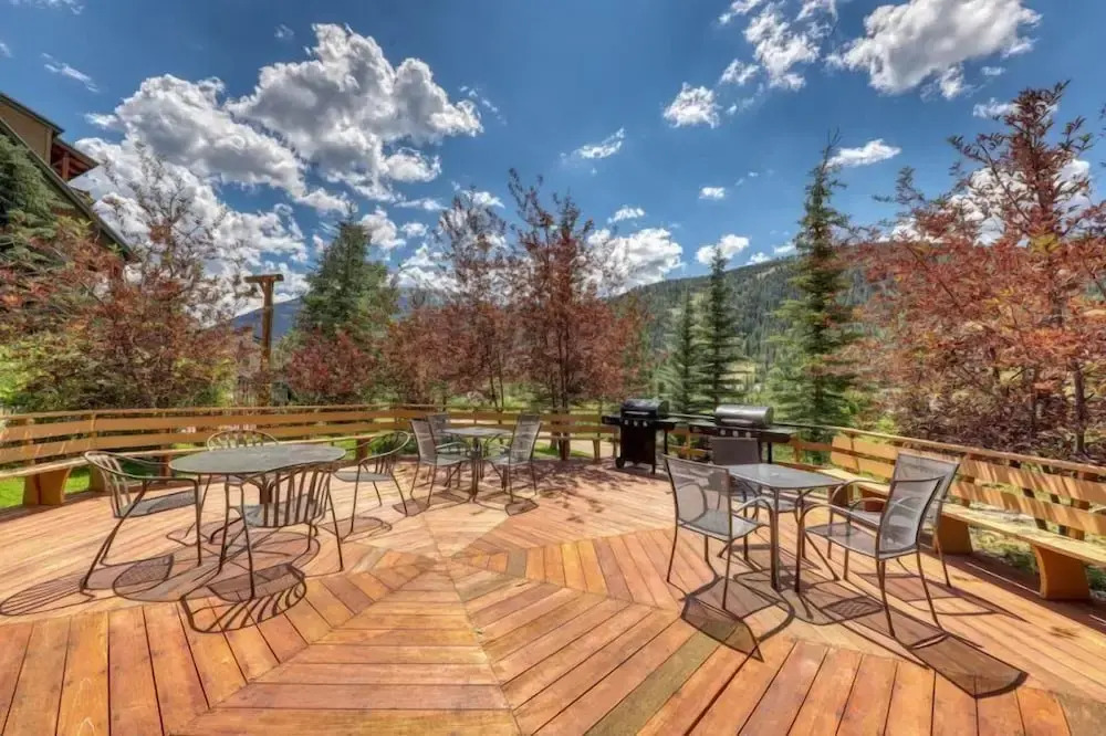 Spacious 4 Bedroom Mountain Vacation Rental With Private Hot Tub and Free Shuttle to Slopes