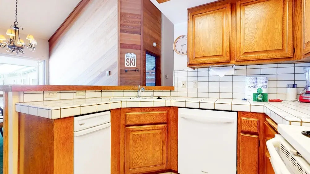 Sierra Megeve 8 Cozy Yet Spacious Condo, Just A Short Walk To Canyon Lodge by RedAwning