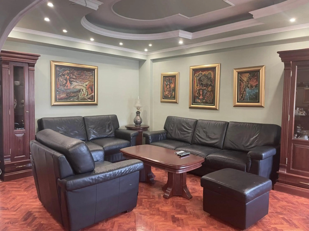3 bedroom apartment on Naroden front street