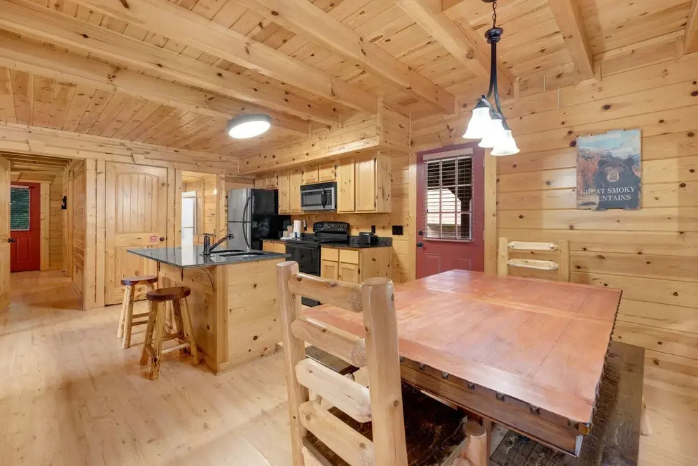 3 BDR Log Cabin in Cozy Resort w/ Private Hot Tub