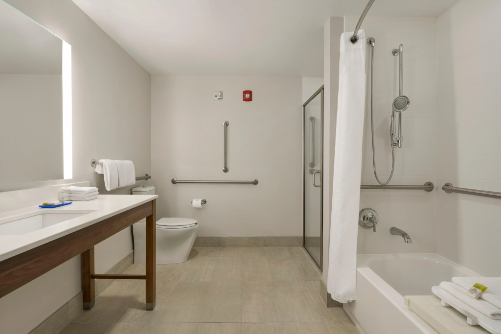 Holiday Inn Express & Suites Mt. Pleasant by IHG