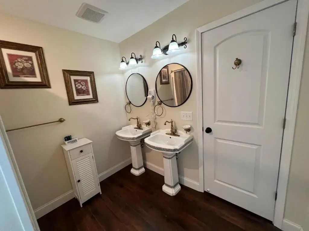 Holland Farmhouse Inn B&B