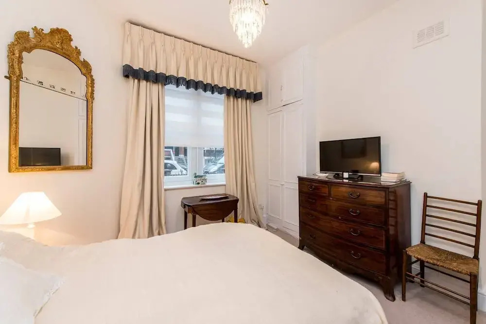 Traditional British 1 Bed Beside Battersea Park