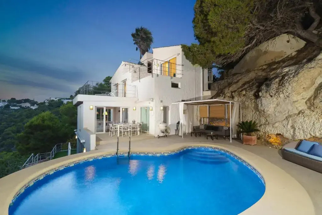 Villa Bombon by Aguilarent