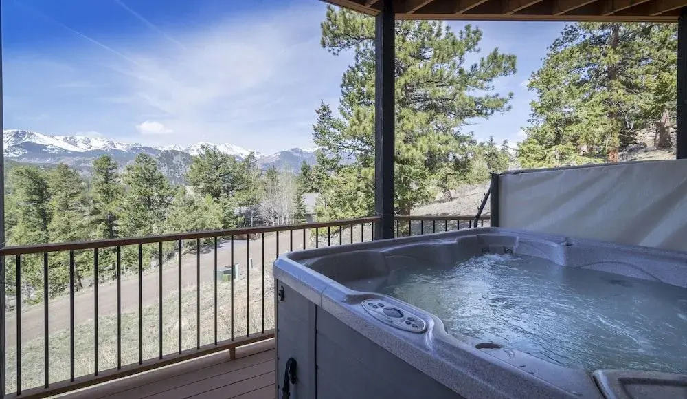 Garlands' Alpine Lodge Luxury Vacation At Windcliff 3 Bedroom Home by RedAwning