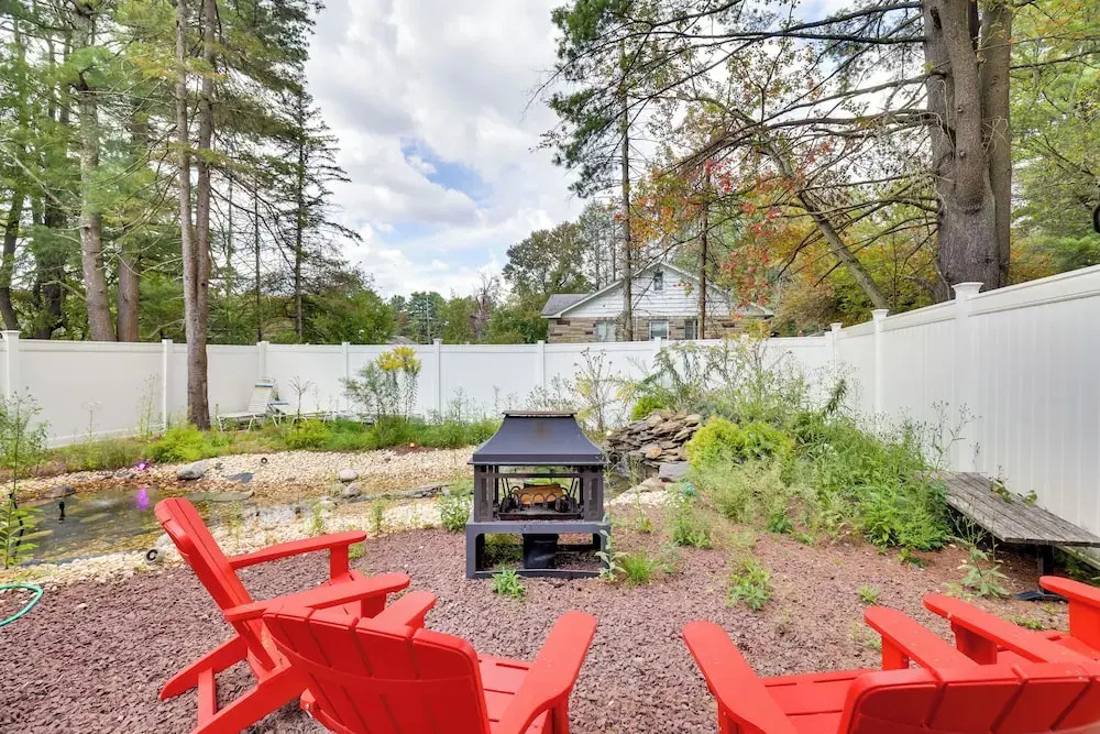 Easy Interstate Access: Original Poconos Log Cabin