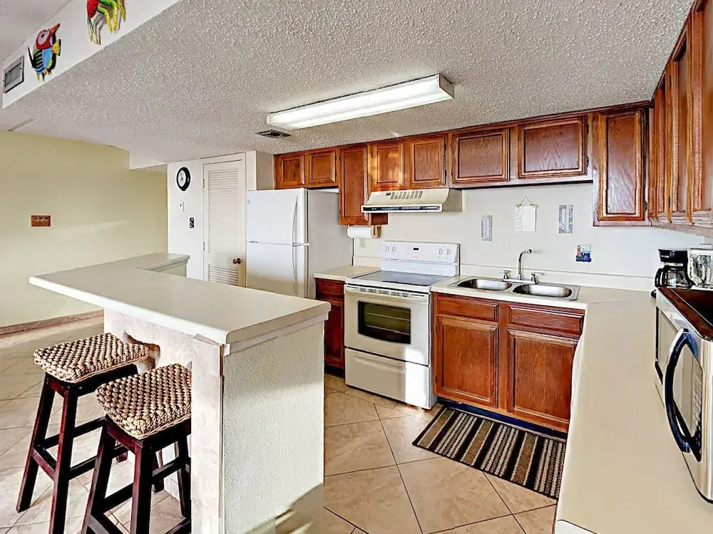 5570 Gulf Blvd Condo Unit 201 - 2 Br condo by RedAwning