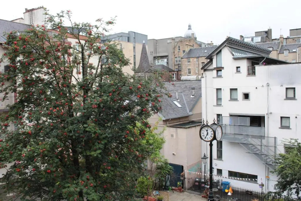 419 Luminous 2 Bedroom Apartment in the Heart of Edinburgh s Old Town