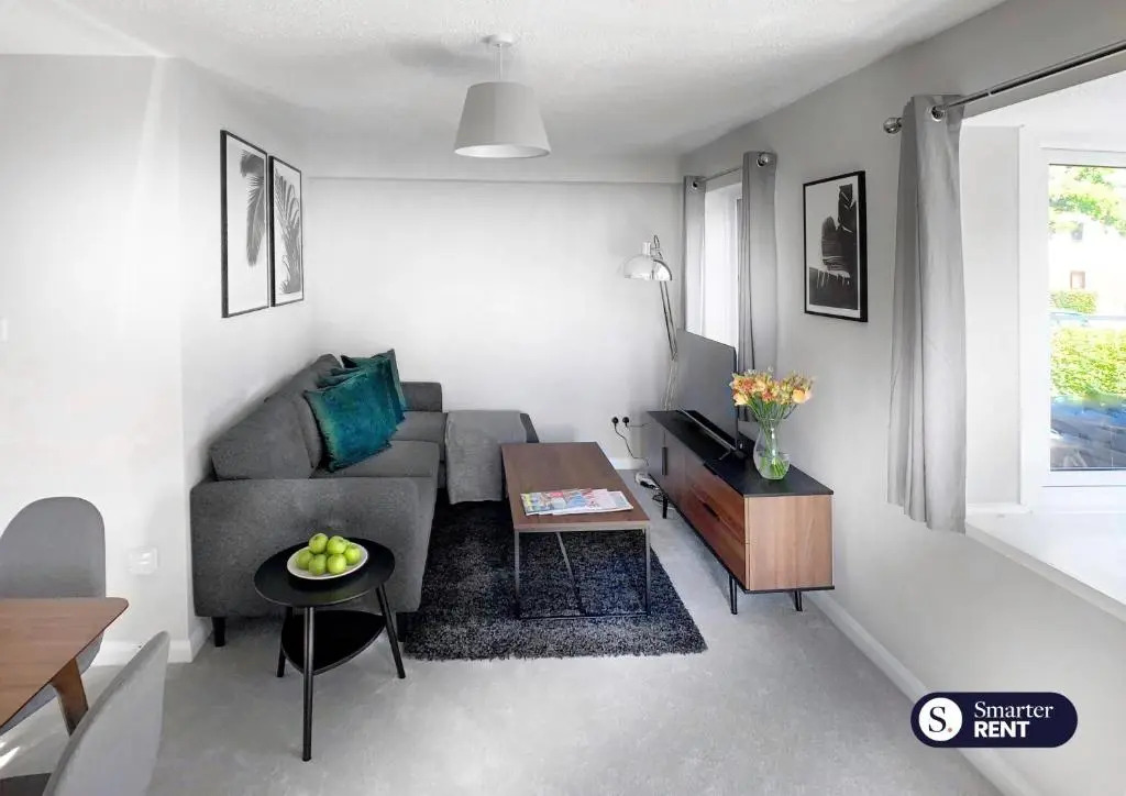 Wokingham - 2 Bed Stylish House, Central - Parking