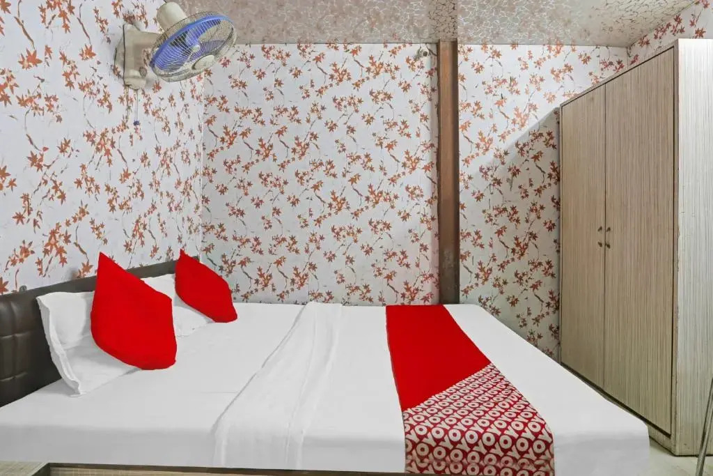 OYO Flagship 80682 Hotel Golden Residency