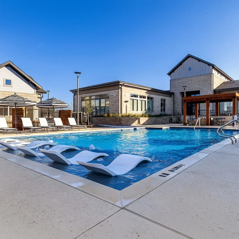 Stylish Workerfriendly 2BR Home + Gym Pool & Lndry