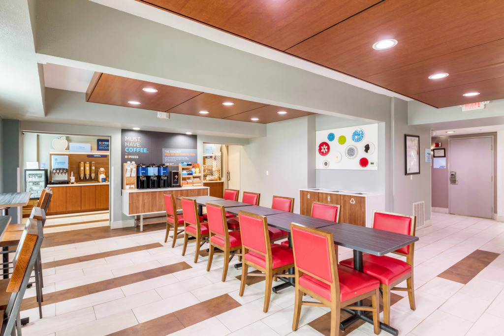 Holiday Inn Express Hotel & Suites Columbus by IHG