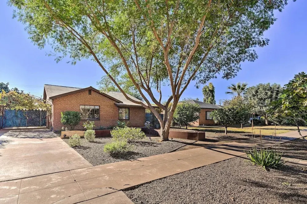 Sun-lit Phoenix Gem: Backyard Entertainment Patio!