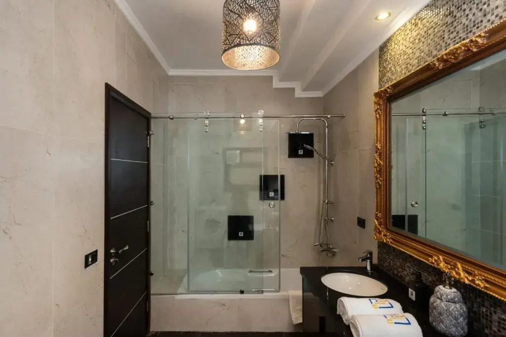 The Bold Parisian House - Steps From The Best Mall in Cairo