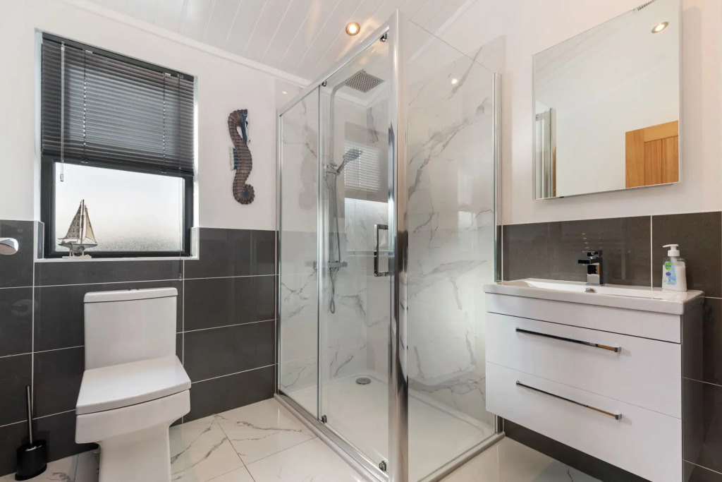 Hiraeth - Luxury Lodge with Hot Tub, Close to Beach