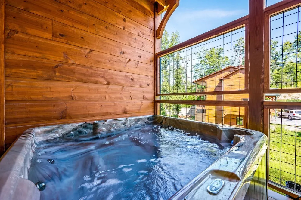 Mountain Skyy 3 Bedroom Cabin by RedAwning