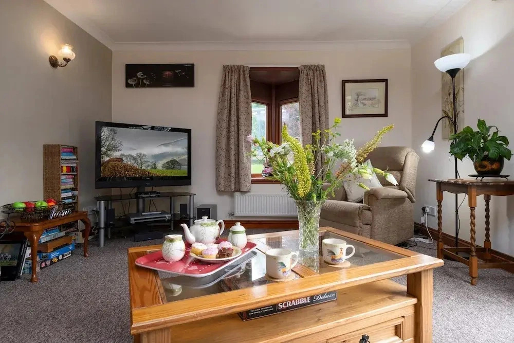 Cottage With hot tub in Garden, No Deposit