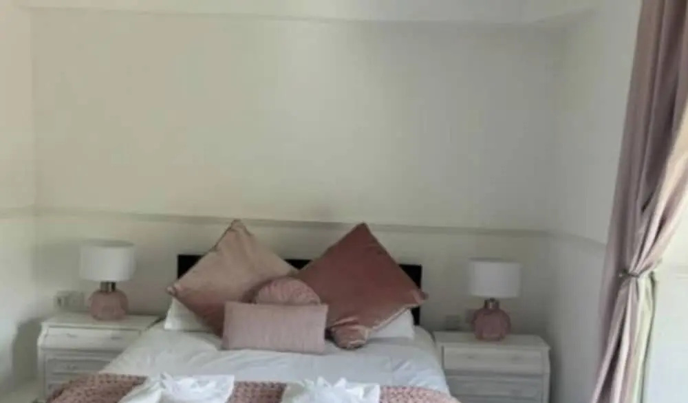 Room 2 Manor Park Country House in Swansea